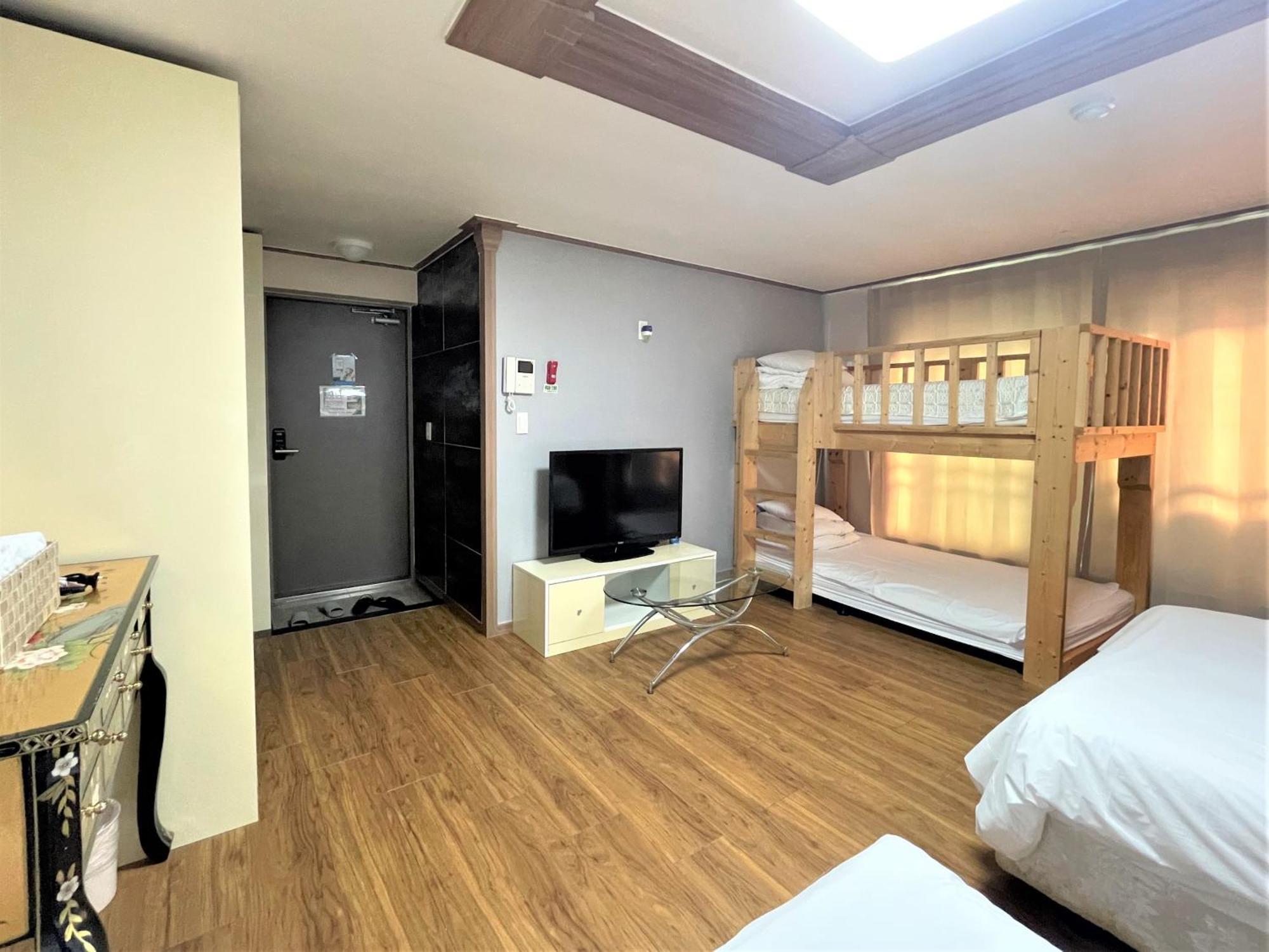 Hy Choi Hostel Seogwipo Exterior photo